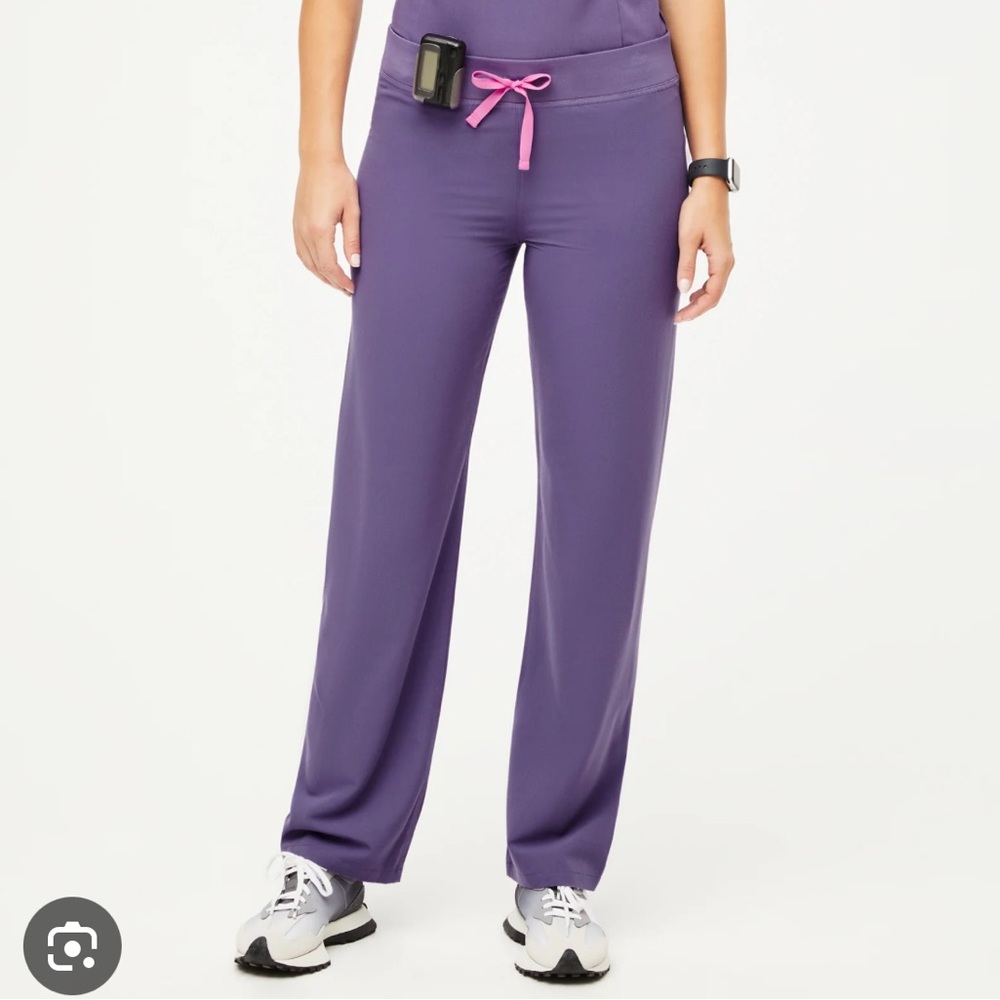 FIGS Livingston pant in the color Amethyst size small